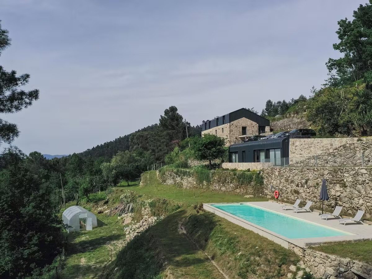 A casa, a piscina e a relva da quinta, vistas do campo