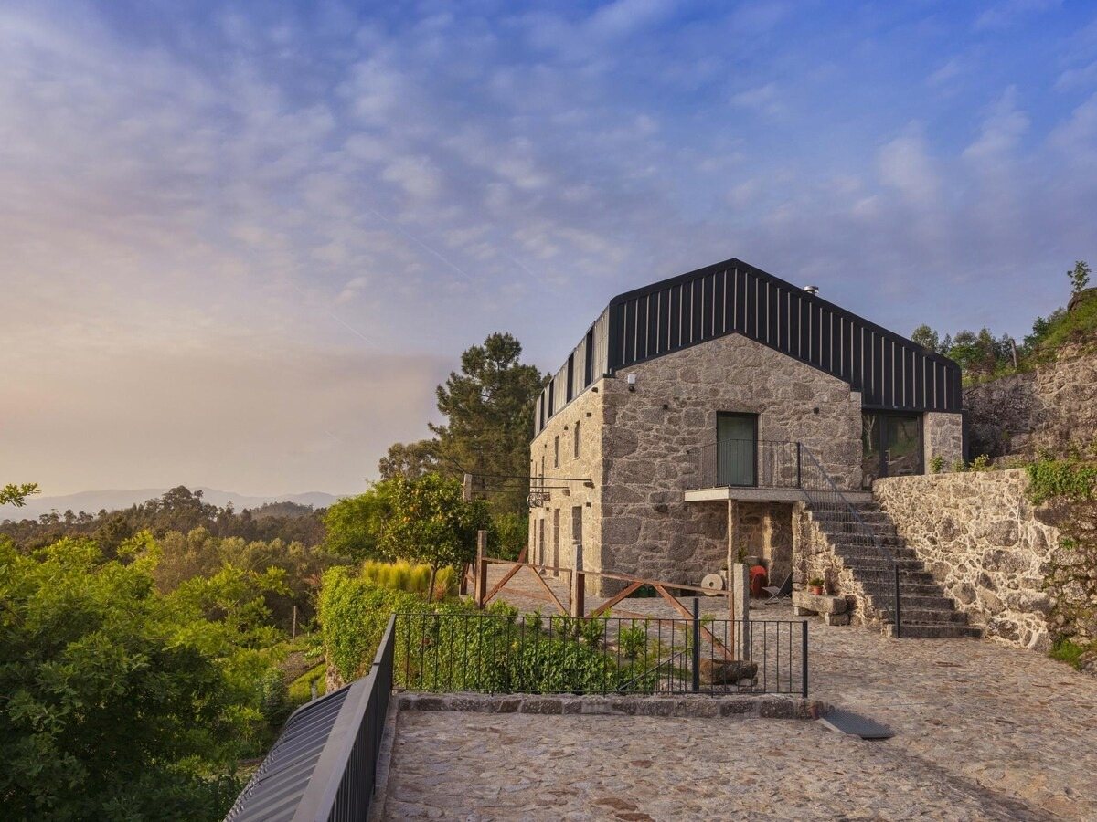 Casa de pedra da Cerca da Milhera ao entardecer, com o vale ao fundo